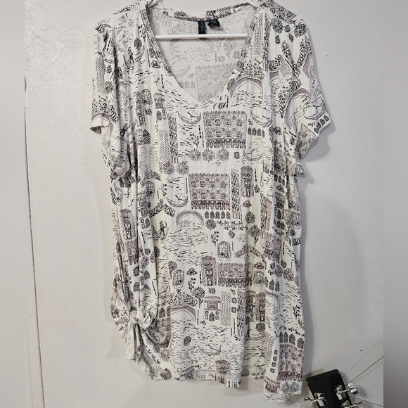 Cynthia Rowley Women's Plus Size White Graphic Top! - Picture 1 of 6